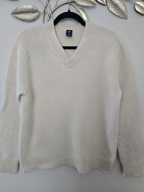 GAP Vintage Men's Lamb Wool Unisex V-Neck Sweater in Cream Y2K Size M